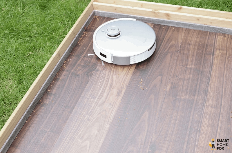 Der ECOVACS DEEBOT T20 OMNI reinigt in einer Ecke.